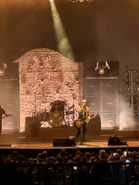 Koe Wetzel performing